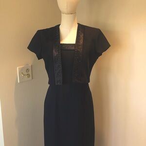 Size 6P. Navy Blue. Matching clutch, earring and necklace.
Excellent condition